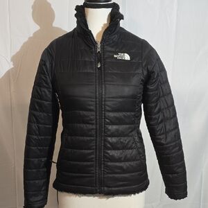 The North Face Girls reversible puffer jacket with a fleece/sherpa lining. 